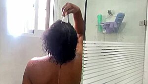 mostrando mi enorme culo dominicano en la ducha al aire libre