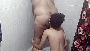 mamando o novinho no banheiro com tesão