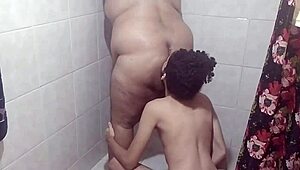 mamando o novinho no banheiro com tesão