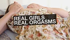 Yanks blondie Fallon squirts in intense solo play