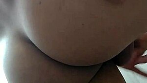 pau grosso rosado seduzindo com toques sensuais, levando a uma masturbação intensa e sexo apaixonado