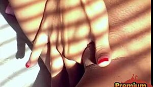 Mayden Mayhem's pussy fingering closeup session