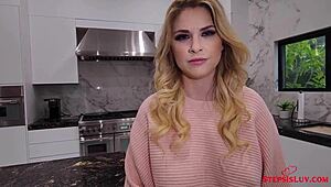 केंजी लव और रिले रेन एलन स्विफ्ट को स्टीमी सिनेमा एनकाउंटर में लेती हैं। उनकी डीपथ्रोट स्किल्स चमकती हैं।