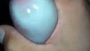 llenando un condón con mi leche caliente, ¿te animas?