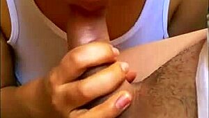 La madrastra sexy y su hijastro descubren un vínculo inesperado en el apartamento