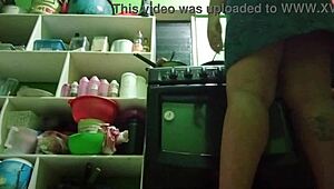 Mi madrastra se graba en vestido y sin calzones y me manda el video!