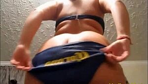 exhibitionist teen flashes tits and pussy online