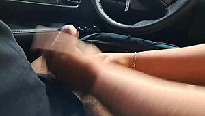 Mi hermanastra me da una paja caliente en el coche