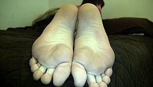 erin duval shows off her sexy feet