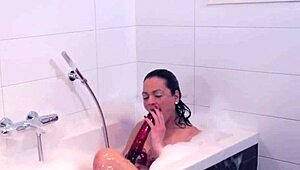 solo shemale tugs hard in steamy bath