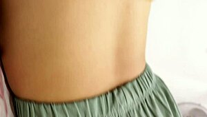 entro al cuarto de mi madrastra y veo que esta totalmente desnuda que rico voy a chupar todo ese culo hasta colocarla muy cachonda