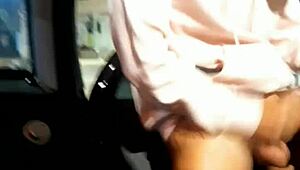 mamando e fodendo na rua com pessoas passando por perto