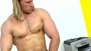 Homo passionately kisses wet pussy while sucking cock and fucking