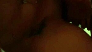 धांसू ब्रूनेट बेब चूसती और कड़ी लंड पर सवार होती ब्रूनेट चुदाई