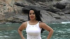 wow, amateur brunette flashes big ass on beach!