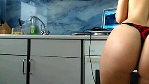 Hey, g-string lover, wanna show off that irresistible webcam ass?