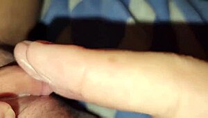 Subrinho attacks tia on bed, touches her pussy until she cums on his finger, then eats her ass without the cuckold knowing, full skin xv red.