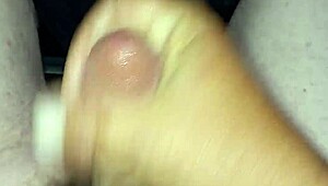 Hey, alice's horny panties lead to handjob and cumshot 😏