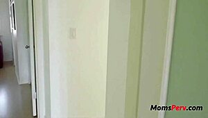 सौतेली माँ गिया मिलाना के साथ नजदीकी पलों का सपना देखना