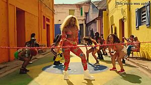 Iza looks so sexy semi-nude 😍