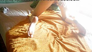 jeune française se branle avec gros gode