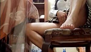 mala estudiante y su tarea de supletorio estudiante realiza los deberes en la sala se aburre y luego se comienza a tocar muy sucio porno de estudiantes