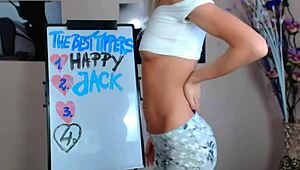 girl masturbates on cam