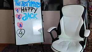 girl masturbates on cam