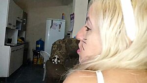 a safada da coelhinha chegou mais cedo para brincar com seus ovos de cosplay blowjob cum