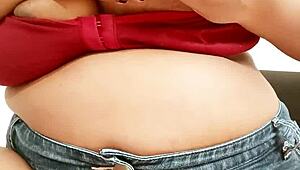 सेक्सी कोलकाता गर्ल अपने बड़े चूचों से खेल रही 😘