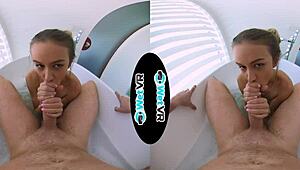 वेटवीआर बाथ क्रिपर ने सौतेली बहन को VR POV में ब्लोजॉब डॉगी से भर दिया