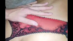 esposa gets on all fours after giving to husband's friend