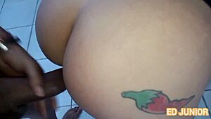 Fumando e mamando, dando o cu e fodendo sem camisinha no Red.