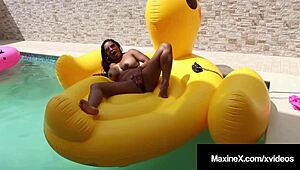 Is It Fucky Ducky Time? Squirting Asian Maxinex Plays with Toys by Pool