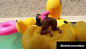 Is It Fucky Ducky Time? Squirting Asian Maxinex Plays with Toys by Pool