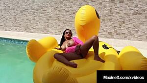 Is It Fucky Ducky Time? Squirting Asian Maxinex Plays with Toys by Pool