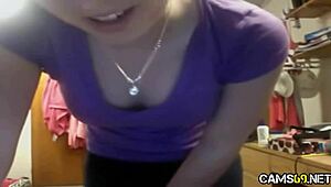 Watch this amateur masturbate her tits and ass on webcam!