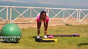 peruana profesora de gimnasio pillada haciendo ejercicios hot tendencia en peru