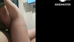 Montando la verga de un amigo en retro anal sex