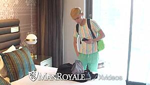 Manroyale traveling thief caught and fucked by hunk