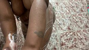 Rebolando minha bunda no banho