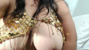 मेरे पेट को वेबकैम पर एन्जॉय करो, बड़े टिट्स और सब कुछ