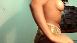novinha safada masturbates in webcam shorts