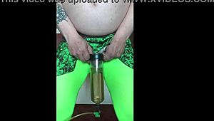 बायसेक्शुअल क्रॉसड्रेसर अपनी पेशाब चखता है तुम्हारी तरसता शर्मीला होममेड क्लोजअप