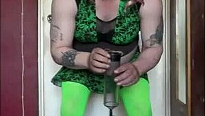 बायसेक्शुअल क्रॉसड्रेसर अपनी पेशाब चखता है तुम्हारी तरसता शर्मीला होममेड क्लोजअप