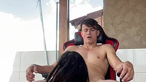 Resenha na varanda acaba em boquete babadinho a novinha tatuada bebendo leite.