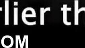 सोवरेन सायरेस की चूत को जोर से रीम किया जाता है