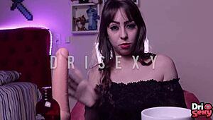 Jugando con mi dildo y vibrador al mismo tiempo doble penetración.