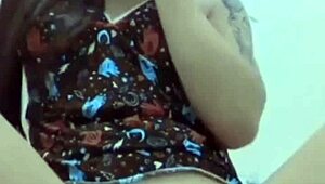 i cant stop masturbaating my shaved pussy, its so good!