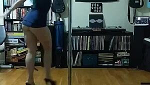 hey, curvy babe strips on dark pole with tattoos! 😈